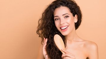 Saiba mais sobre as escovas perfeitas para o seu tipo de cabelo. - Deagreez/ iStock