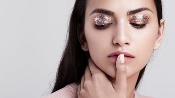 Confira como o glitter pode potencializar sua beleza natural. - Alisa Astrouskaya / istock