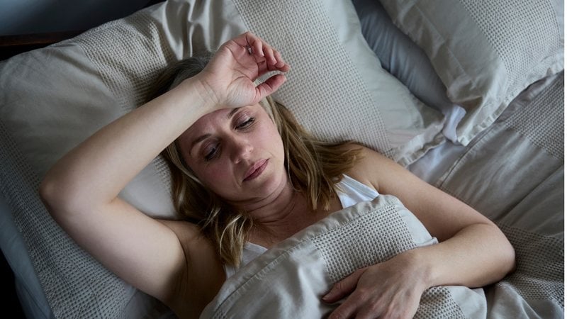 Dê adeus à insônia e garante que vai estar descansada durante o dia a dia. - (Highwaystarz-Photography / iStock)