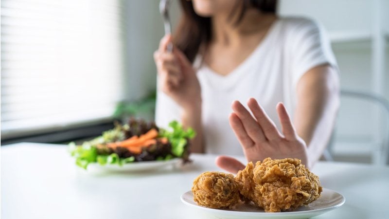 Saiba quais comidas você não deve comer nos dias mais quentes. - (Panupong Piewkleng / iStock)