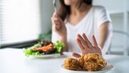 Saiba quais comidas você não deve comer nos dias mais quentes. - (Panupong Piewkleng / iStock)