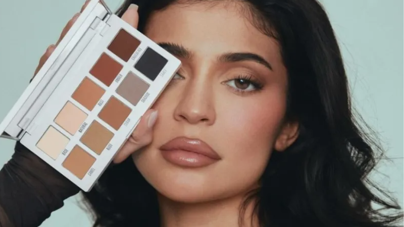 A paleta de sombras neutras para você adicionar na sua rotina de make. - Divulgação/ Kylie Cosmetic