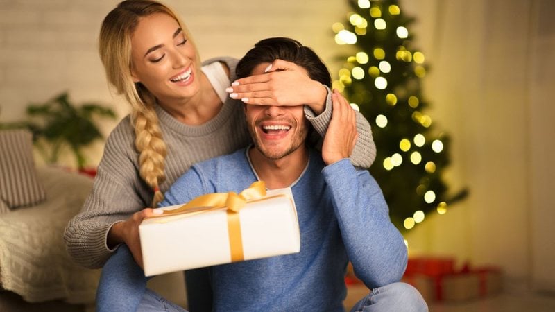 Existem formas de ser criativo na hora de escolher presentes para homens. - Prostock-Studio/iStock