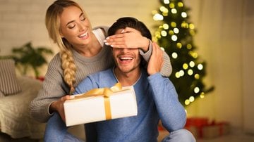 Existem formas de ser criativo na hora de escolher presentes para homens. - Prostock-Studio/iStock