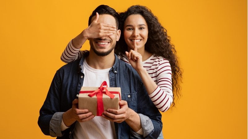 Veja os melhores ideias para arrasar no presente para o seu namorado. - Prostock-Studio / istock