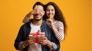 Veja os melhores ideias para arrasar no presente para o seu namorado. - Prostock-Studio / istock