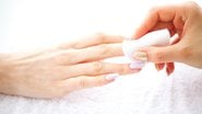 Remover a supercola das unhas pode parecer difícil, mas não é. - (Iurii Maksymiv / iStock)