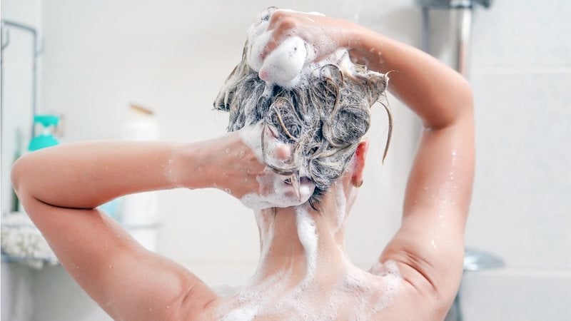 Veja dicas certeiras para escolher o shampoo ideal. - (Igor Vershinsky / iStock)