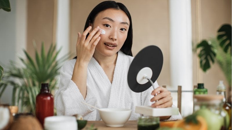 A técnica de skincare minimalista que você precisa conhecer. - undefined undefined / istock