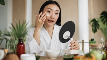 A técnica de skincare minimalista que você precisa conhecer. - undefined undefined / istock