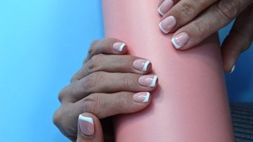 Unhas curtas e decoradas são a cara do verão. - Svetlana Dyachkova / istock