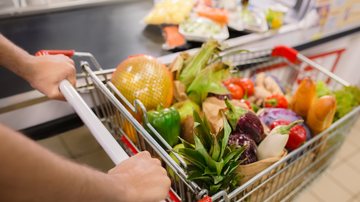 Opções de alimentos saudáveis e baratos para comprar no mercado. - Sergei Gnatiuk / istock