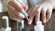 Saiba tudo sobre o uso de base fortalecedora de unhas. - (West / iStock)