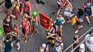 Confira formas de conseguir ganhar dinheiro no Carnaval enquanto curte. - RebecaMello / istock