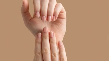 Confira essas cores perfeitas de esmalte para as suas unhas curtinhas. - Mariia Kokorina/ iStock