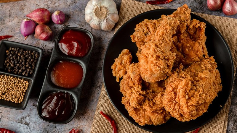 Aprenda a fazer frango frito com a crosta crocante e temperos deliciosos - kckate16 / iStock