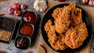 Aprenda a fazer frango frito com a crosta crocante e temperos deliciosos - kckate16 / iStock