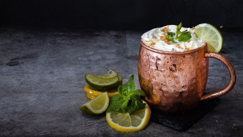 Descubra a receita perfeita de moscow mule. - doram / istock