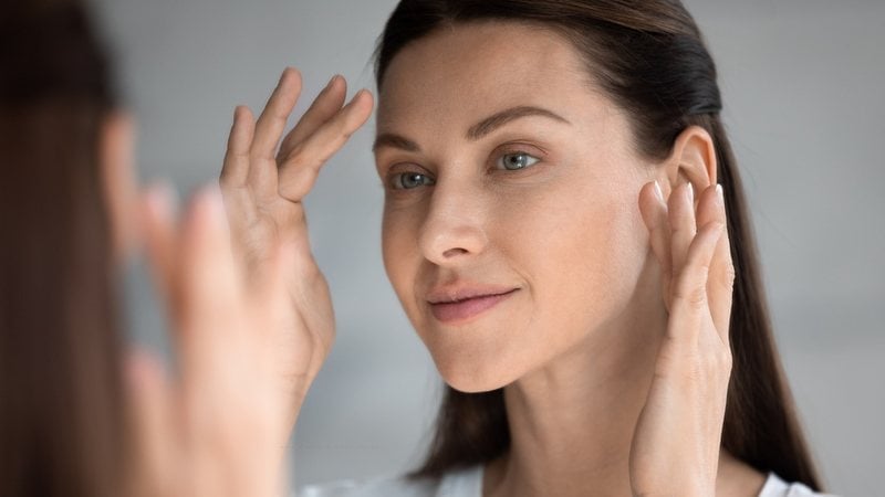 Tem pele sensível? Confira o que fazer para uma rotina de skin care saudável - fizkes / iStock