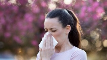 Entenda como a alergia a perfume se manifesta - Jevtic/ iStock