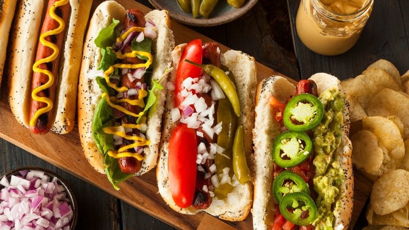 Veja o passo a passo de um molho para cachorro quente delicioso. - bhofack2 / istock