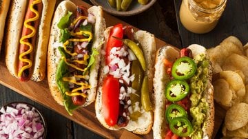 Veja o passo a passo de um molho para cachorro quente delicioso. - bhofack2 / istock