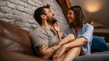 Conquiste o coração do seu crush com essas cantadas engraçadas. - (bernardbodo / iStock)