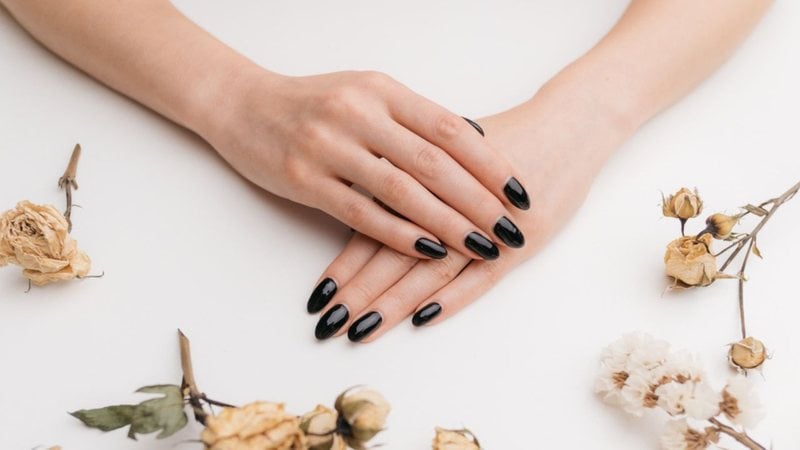 Inspire-se nesses unhas pretas lindas. - Remains/ iStock