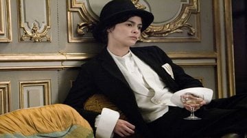 Conheça algumas séries e filmes sobre estilistas famosos. - Imagem: Divulgação/Coco Antes de Chanel