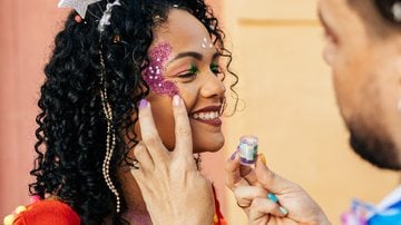 Confira alguns cuidados com o glitter - Imagem: klebercordeiro / iStock