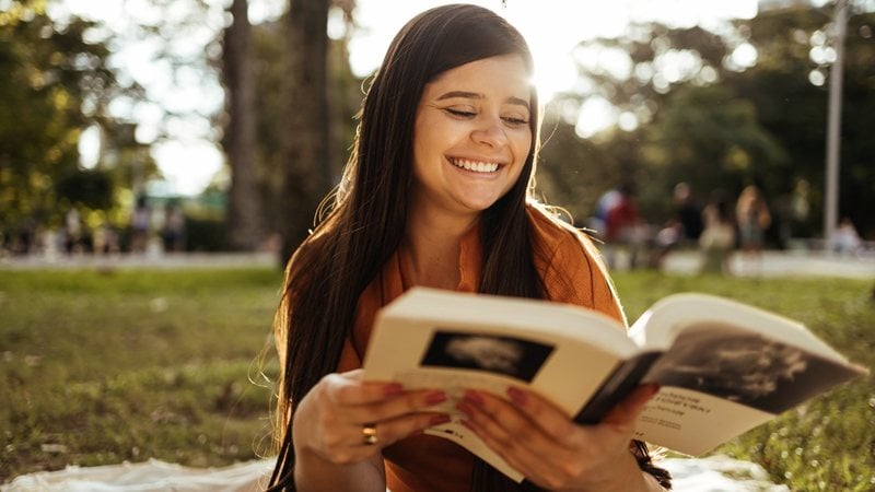 Esses livros nos lembram da beleza e da magia que existem no mundo, mesmo nos momentos mais difíceis. - Imagem: klebercordeiro / iStock