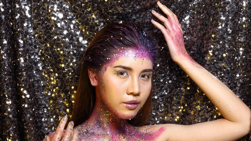 Essas dicas podem ajudar você a usar glitter nos seus penteados de Carnaval e arrasar. - (JadeThaiCatwalk / iStock)