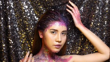 Essas dicas podem ajudar você a usar glitter nos seus penteados de Carnaval e arrasar. - (JadeThaiCatwalk / iStock)