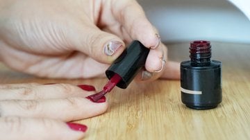 Aprenda a deixar as suas unhas lindas sem borrar. - (CreativaImages / iStock)