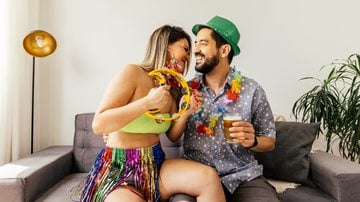 Alguns signos têm mais chances de viver um amor de Carnaval. Confira! - Imagem: klebercordeiro / iStock