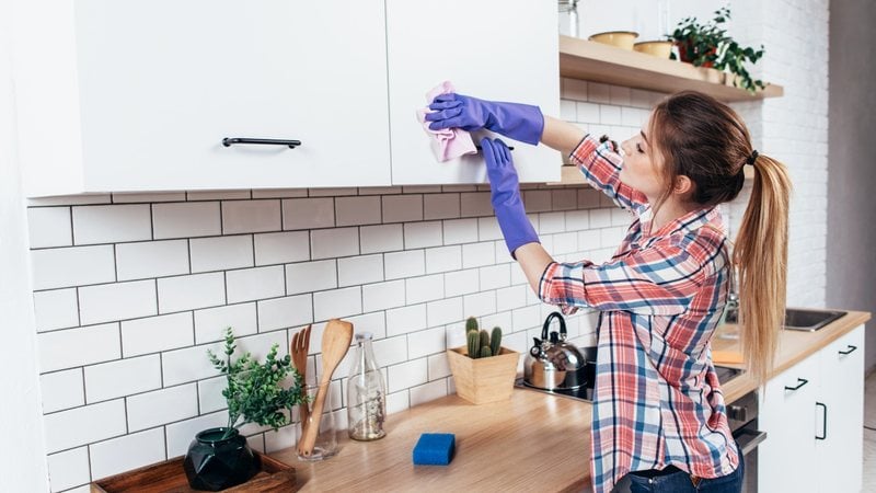 As melhores dicas para tirar cheiro desagradável de gordura da cozinha em poucos passos. - undrey / istock