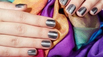 Siga nossas dicas e brilhe com unhas metalizadas deslumbrantes! - Natkinzu / iStock