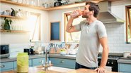 Entenda se o consumo de whey pode fazer mal para você. - (Jacob Wackerhausen / iStock)