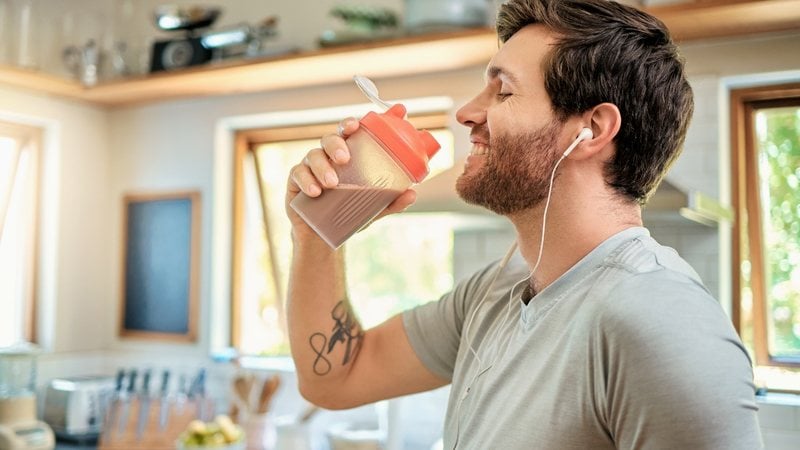 Veja quais alimentos não devem ser misturados ao whey protein - Imagem: PeopleImages/ iStock