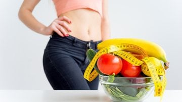 Alimentos saborosos que ajudam a desinchar o corpo. - ElenaNichizhenova / istock