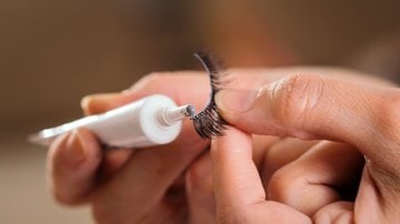 Saiba como garantir a segurança ao usar colas em cílios e unhas. - vladans / iStock