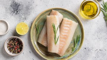 Veja maneiras de se beneficiar do que o Bacalhau pode proporcionar e como comer esse peixe delicioso. - (Mila Naumova / iStock)