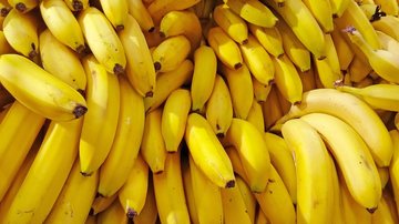 Aprenda o melhor jeito de comer banana. - Imagem: Sergey Pavlov / iStock