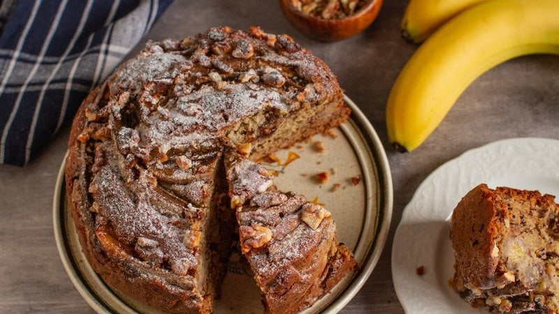 Saiba como preparar bolo de banana. - Imagem: AD077 / iStock