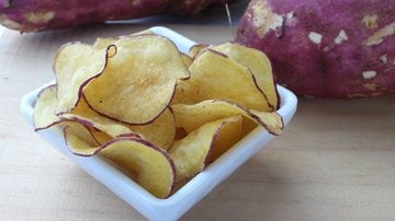 Chips de batata-doce na airfryer. - Marco Tulio / istock