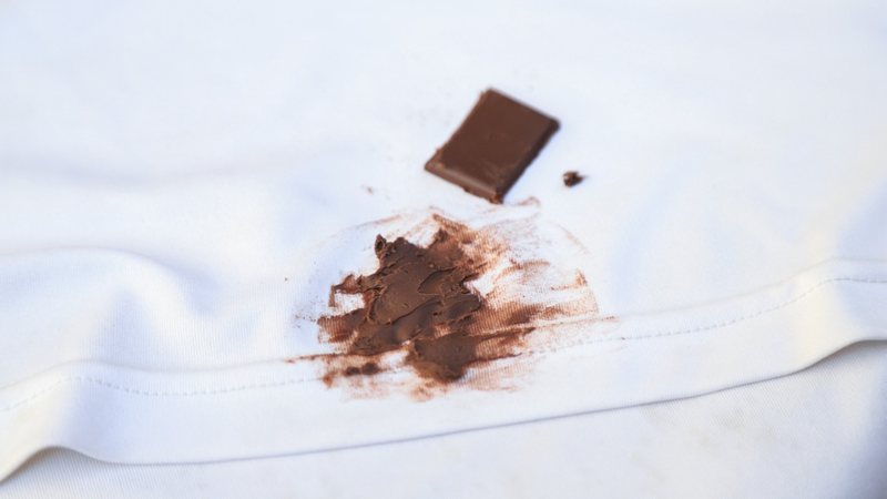 5 truques fáceis de como tirar mancha de chocolate da roupa