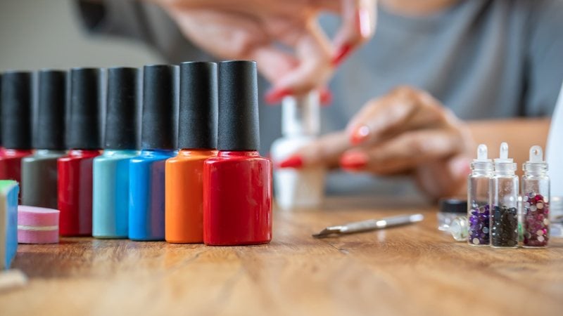 As cores de esmalte que estão na moda nesse ano e algumas ideias de aplicar nas suas unhas. - Gabriel Soler Tomasella / istock