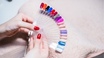 Aprenda a escolher a cor de esmalte certa para você. - (LittleBee80 / iStock)