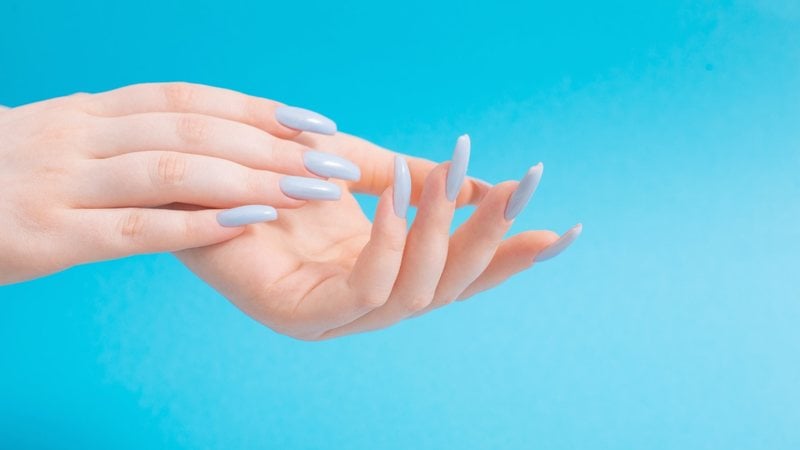 Confira a lista com 4 cores de esmalte claro que não podem faltar no seu salão. - Imagem: Maya23K / iStock