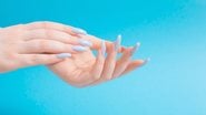 Confira a lista com 4 cores de esmalte claro que não podem faltar no seu salão. - Imagem: Maya23K / iStock